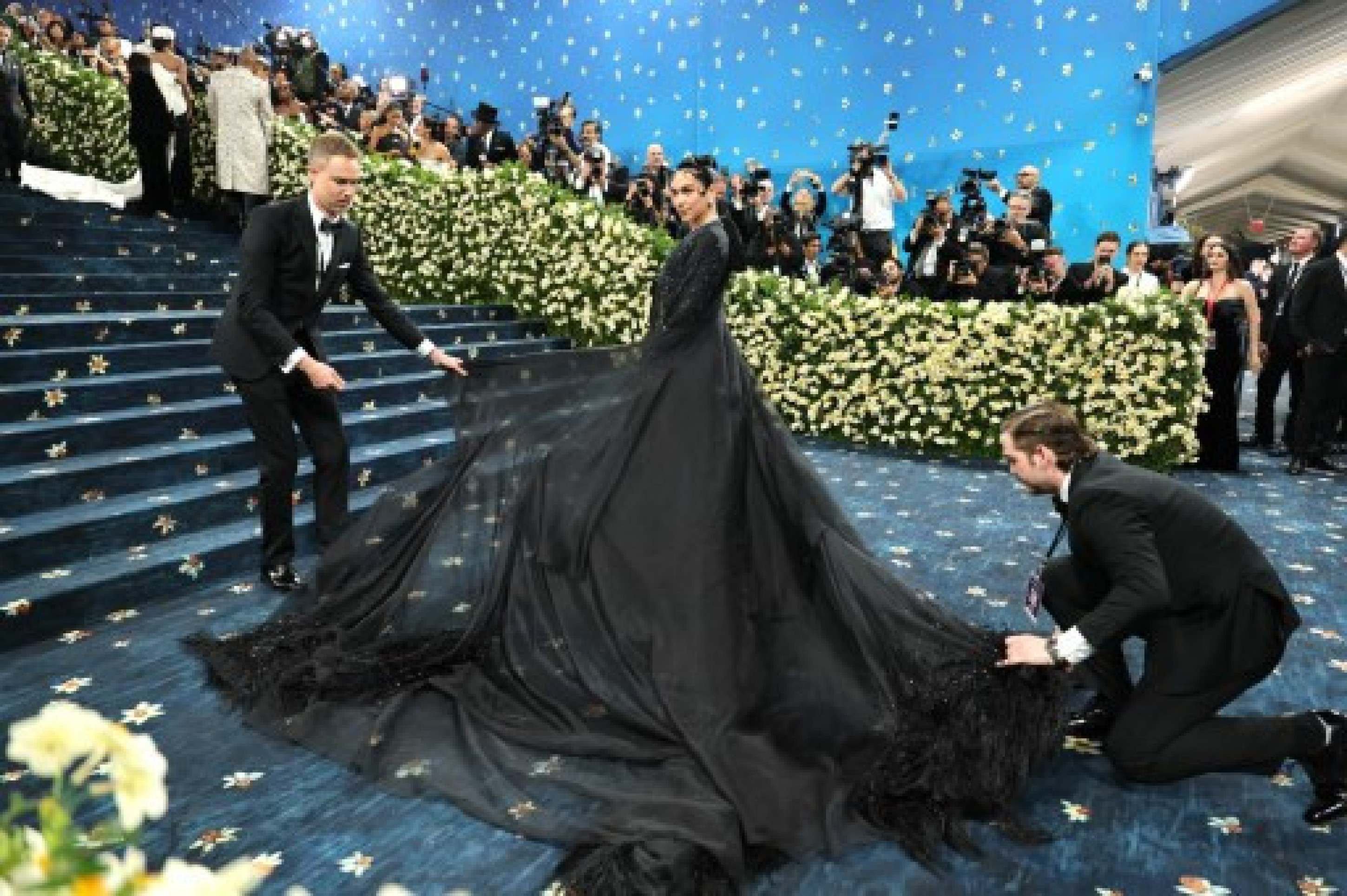  A cantora anglo-albanesa Dua Lipa compareceu ao Met Gala 2025