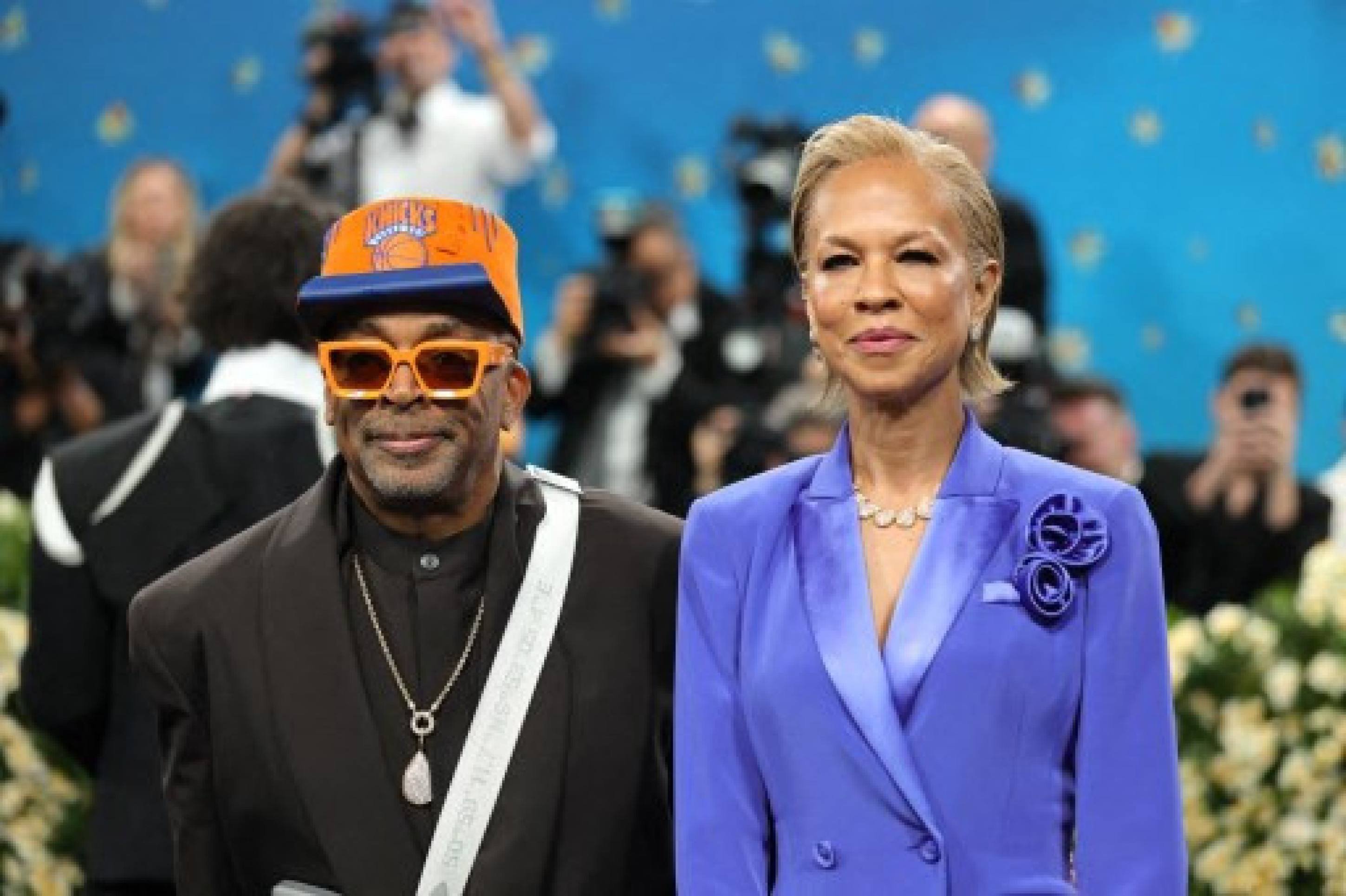  O cineasta Spike Lee e a produtora cinematográfica Tonya Lewis Lee foram ao Met Gala 2025