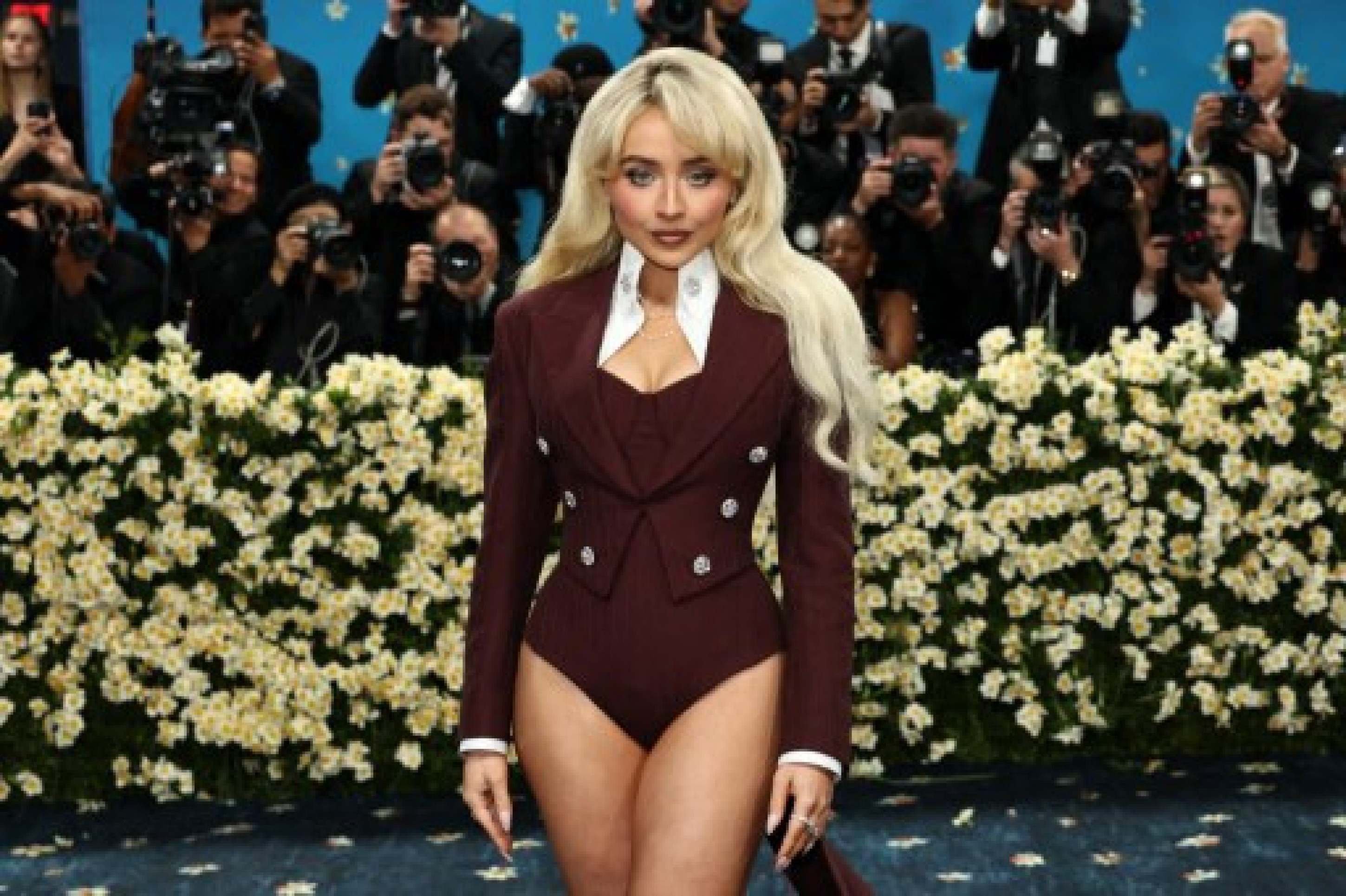 A cantora Sabrina Carpenter compareceu ao Met Gala 2025
