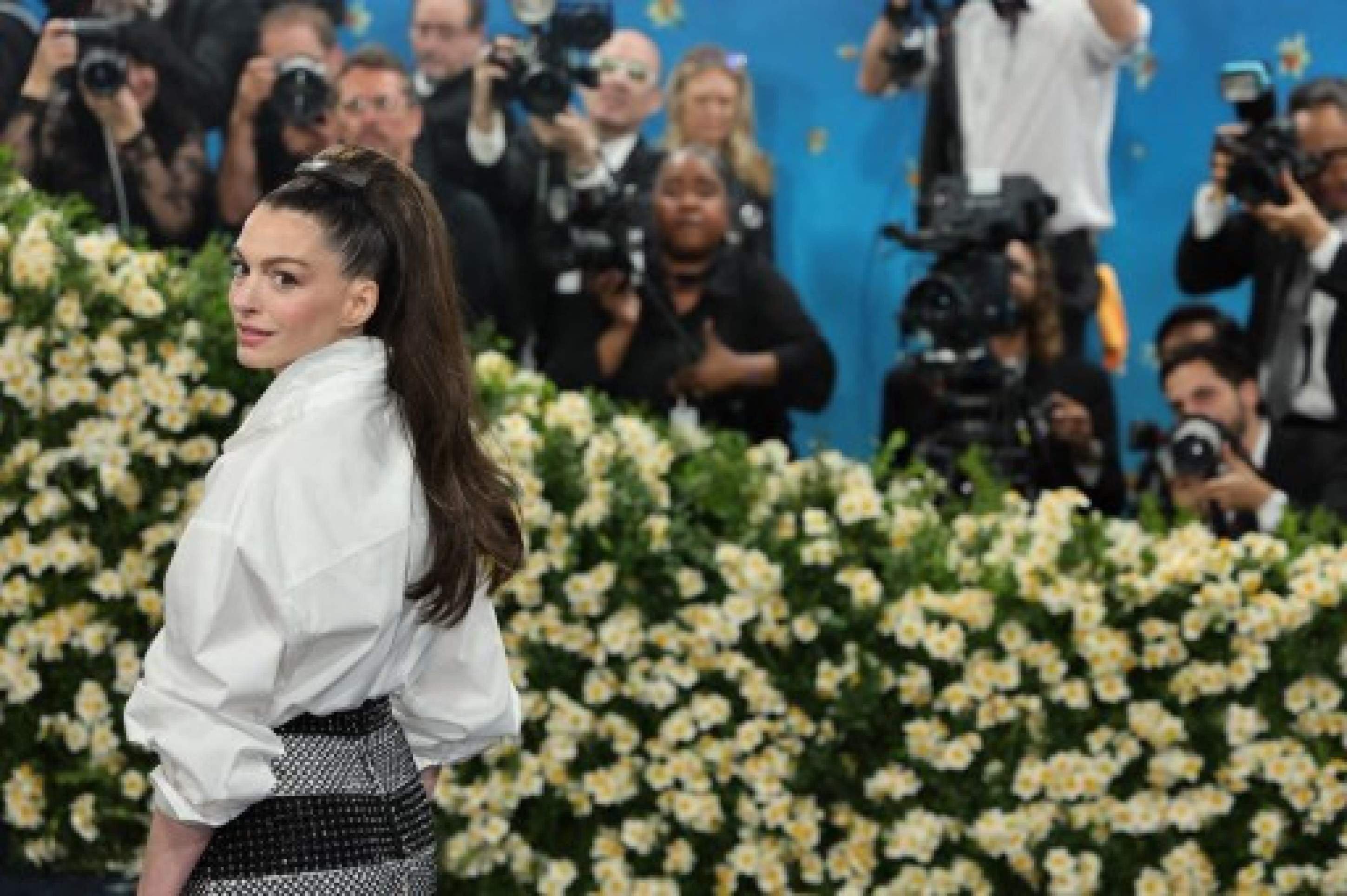 A atriz Anne Hathaway fez pose para a foto no Met Gala 2025      