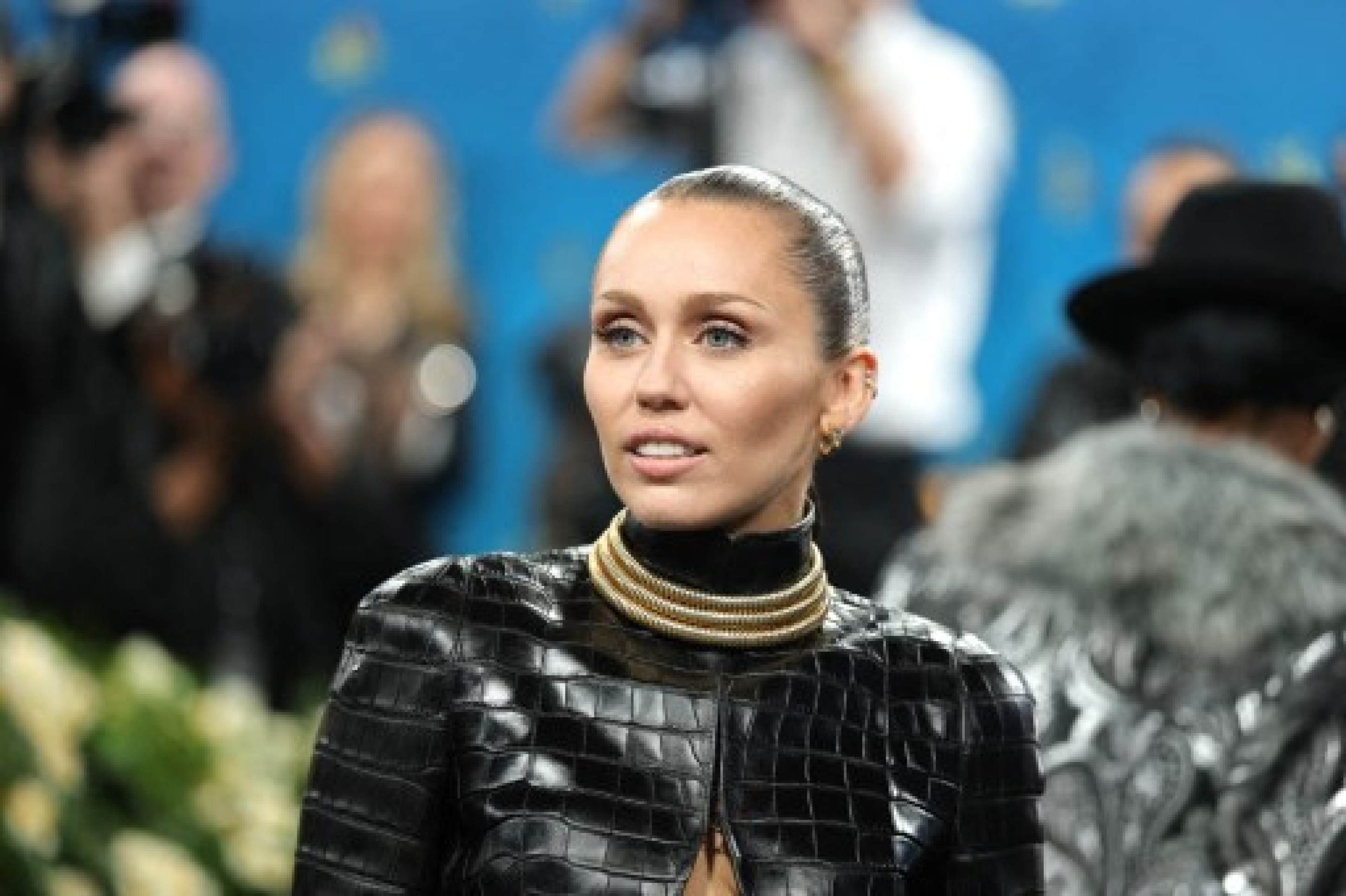 A cantora Miley Cyrus marcou presença no tapete vermelho do Met Gala       