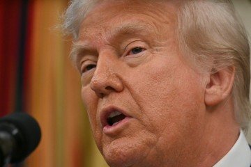 Donald Trump quer obrigaer Apple a fabricar novamente os aparelhos nos EUA -  (crédito:  Jim WATSON / AFP)