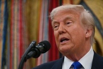 'A China deveria abrir seu mercado para os EUA – seria muito bom para eles! Mercados fechados não funcionam mais', afirmou Trump -  (crédito: Jim WATSON / AFP)