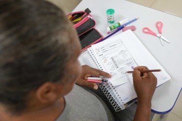 A população com 60 anos ou mais somava mais da metade (58%) do total de analfabetos em 2025 - (crédito: Geovana Albuquerque/Agência Brasília) A população com 60 anos ou mais somava mais da metade (58%) do total de analfabetos em 2025 - (crédito: Geovana Albuquerque/Agência Brasília)