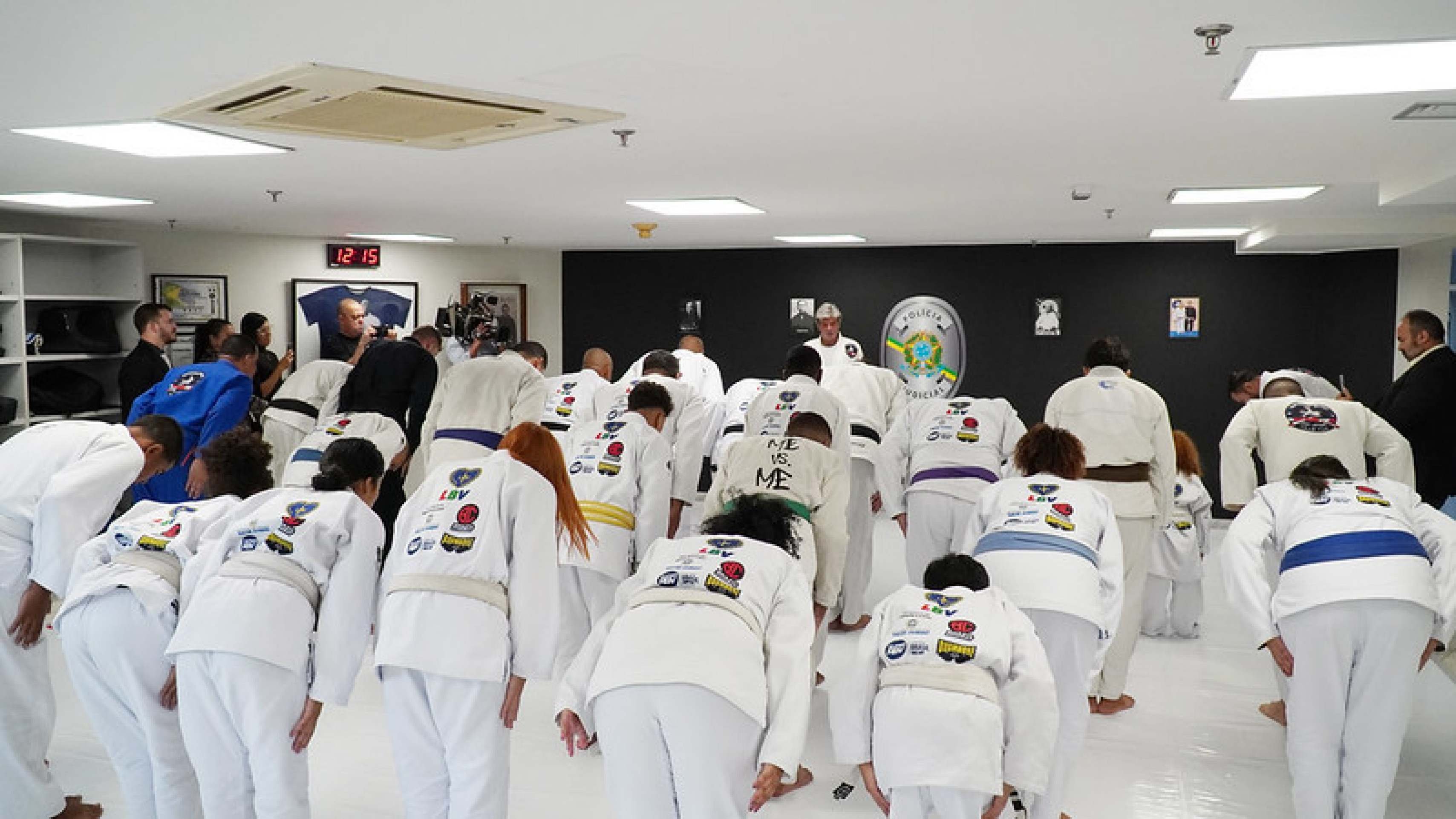 Crianças do Complexo da Maré fazem aula de jiu-jitsu com ministro do STF.