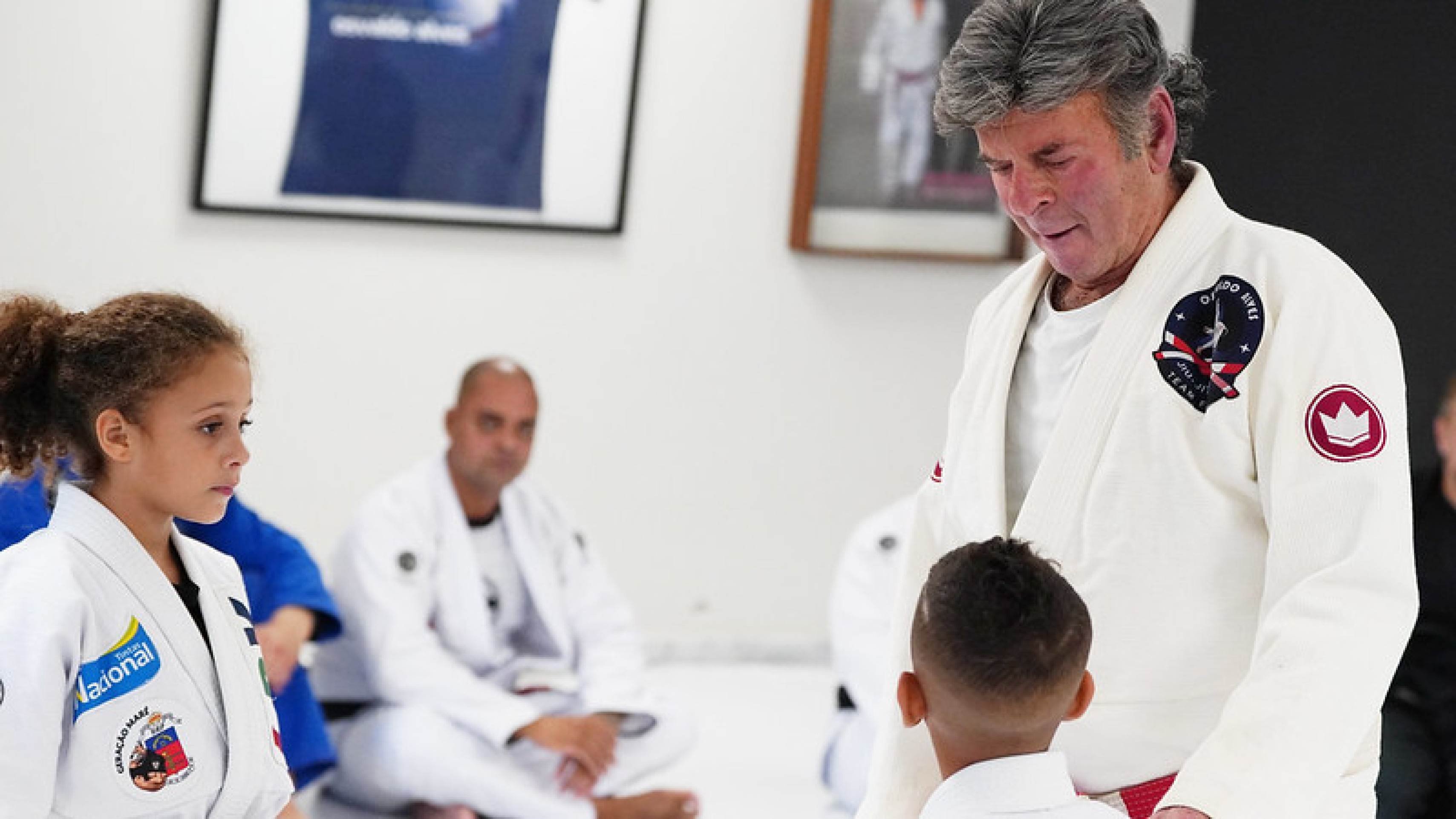 Crianças do Complexo da Maré fazem aula de jiu-jitsu com ministro do STF.