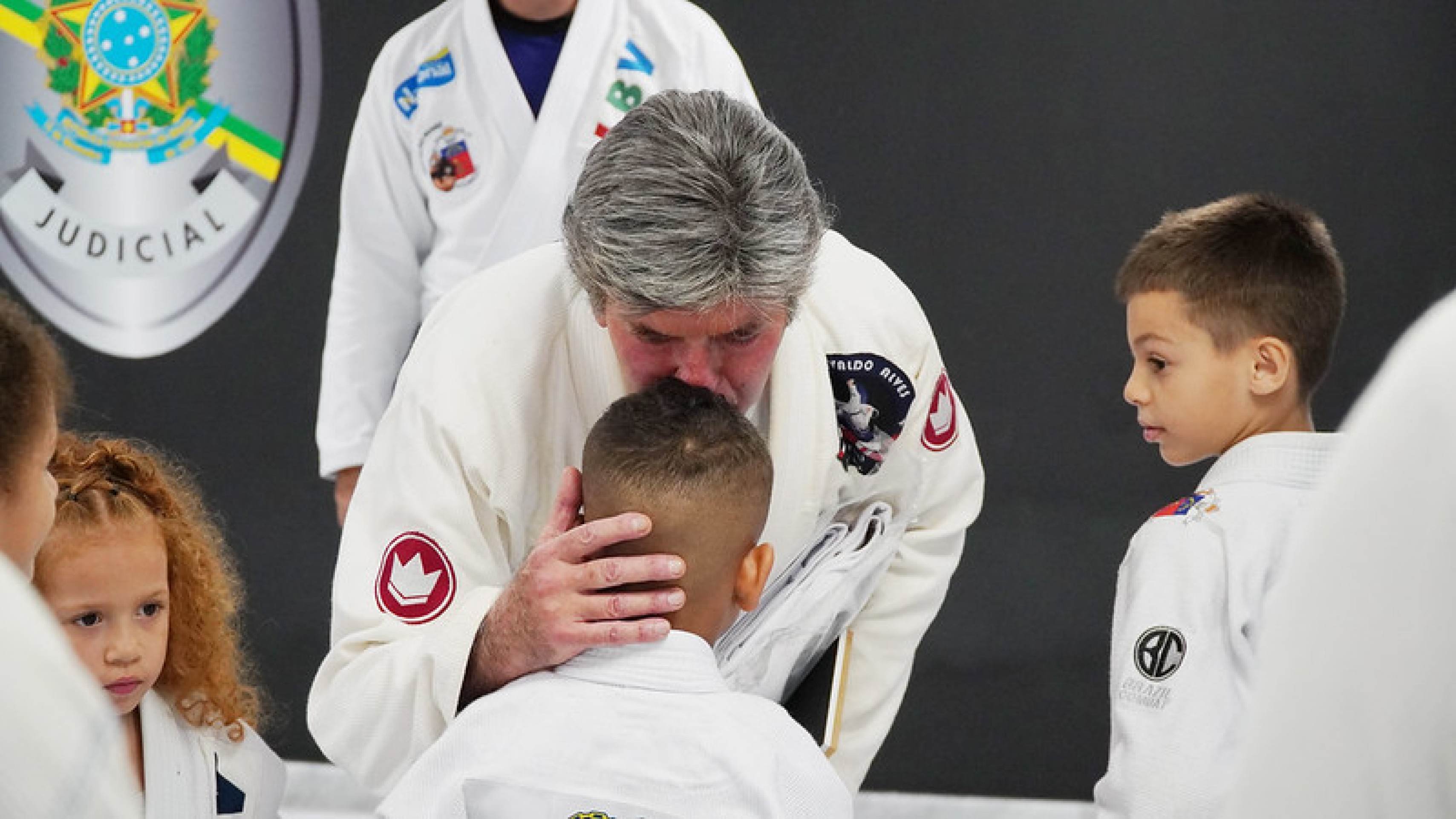 Crianças do Complexo da Maré fazem aula de jiu-jitsu com ministro do STF.