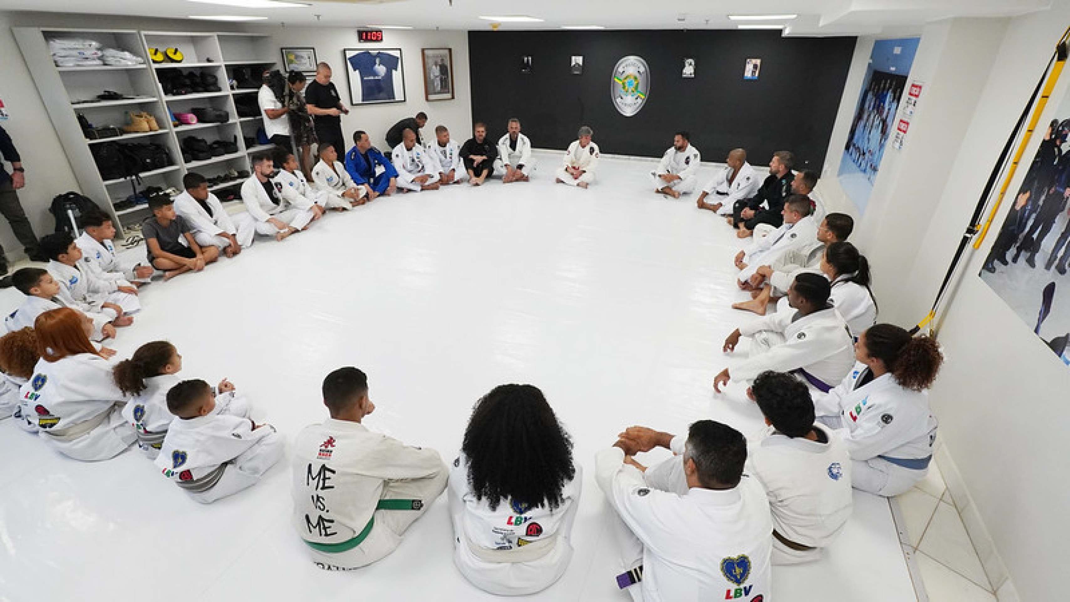 Crianças do Complexo da Maré fazem aula de jiu-jitsu com ministro do STF.