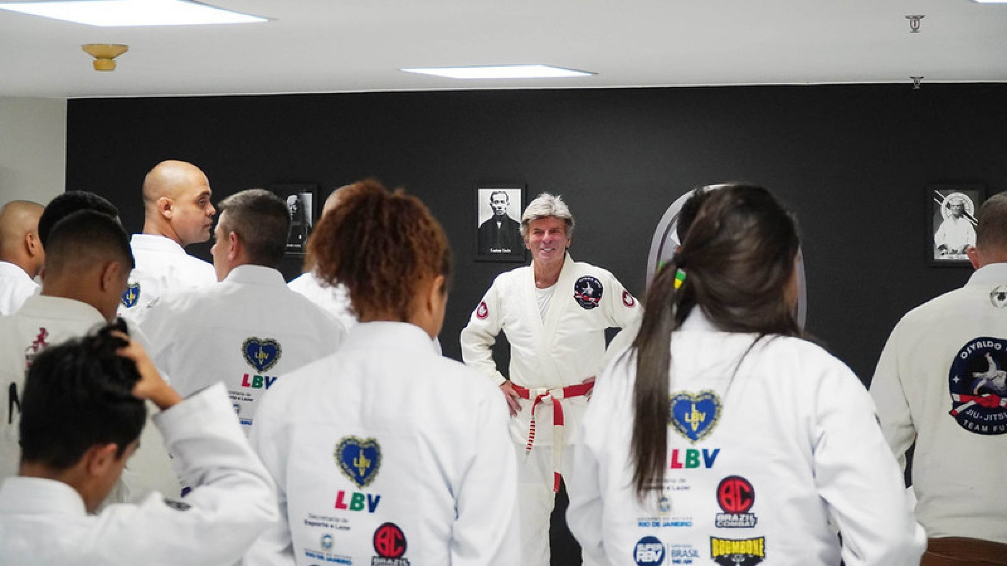 Crianças do Complexo da Maré fazem aula de jiu-jitsu com ministro do STF.