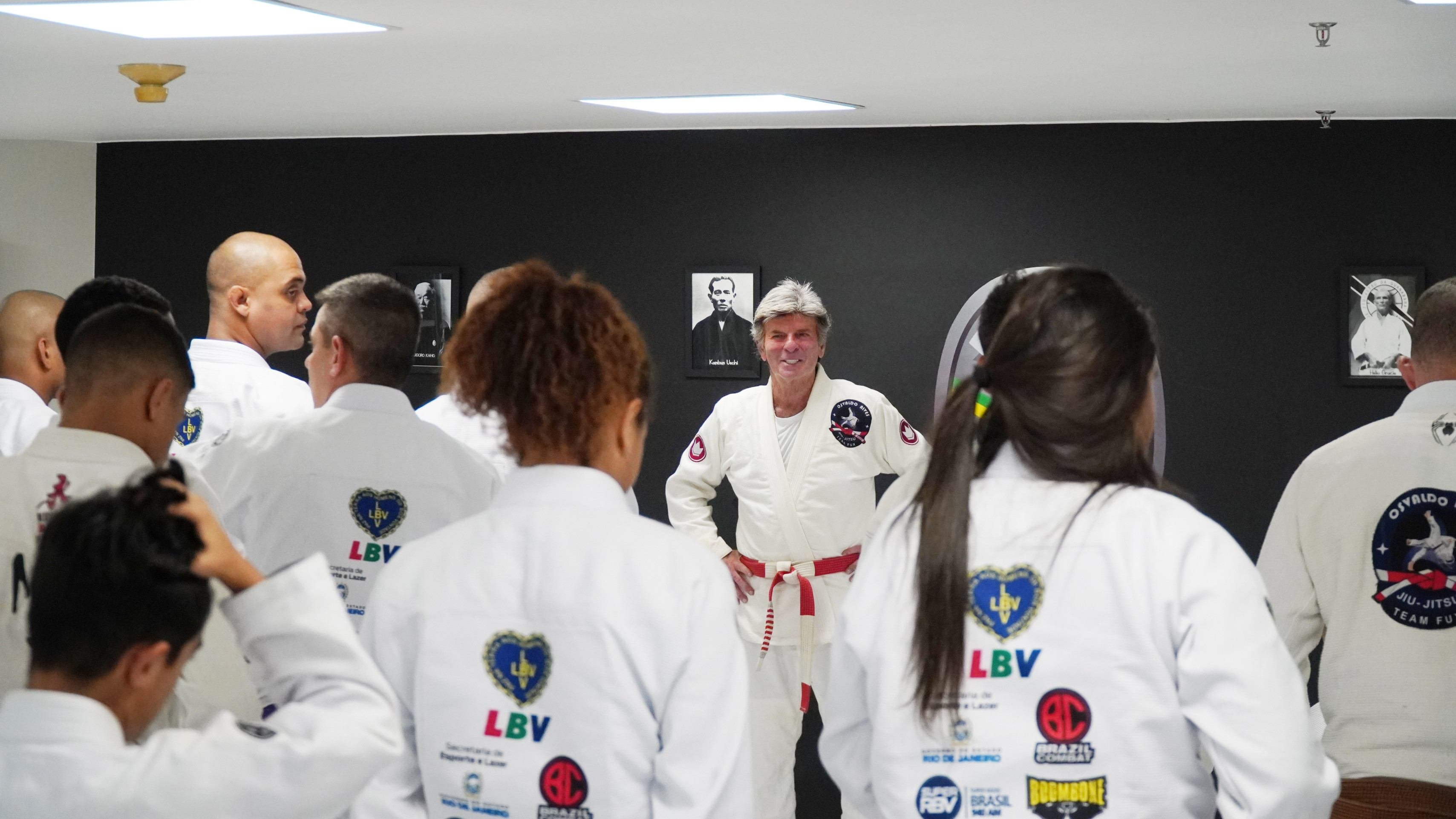 Crianças do Complexo da Maré fazem aula de jiu-jitsu com ministro Luiz Fux, do STF