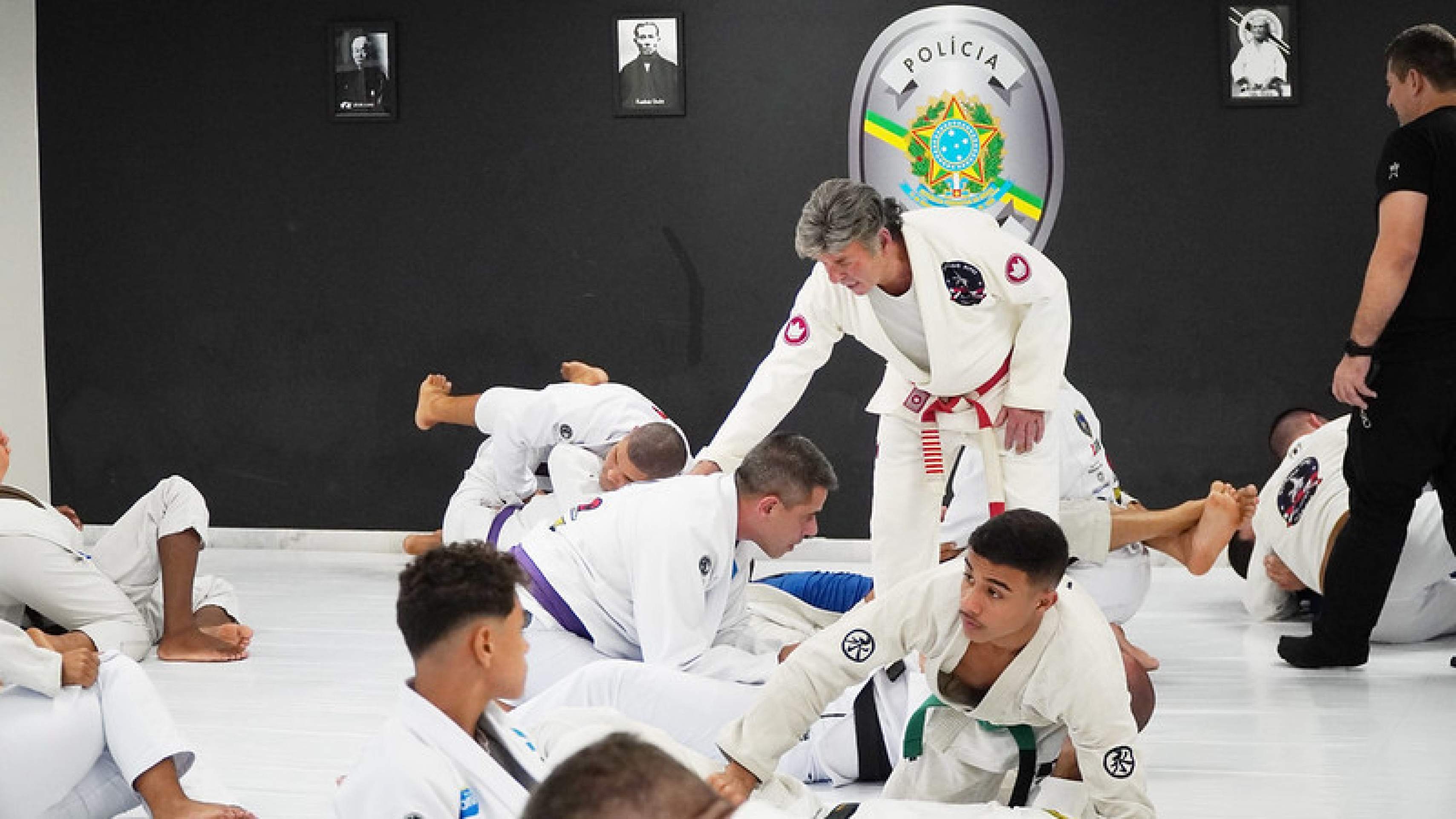 Crianças do Complexo da Maré fazem aula de jiu-jitsu com ministro do STF.