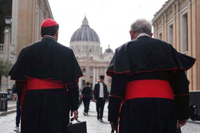 Purpurados que votarão estão no Vaticano para a eleição quando andam pelas ruas são interpelados pelos fiéis com perguntas - (crédito: AFP) Purpurados que votarão estão no Vaticano para a eleição quando andam pelas ruas são interpelados pelos fiéis com perguntas - (crédito: AFP)