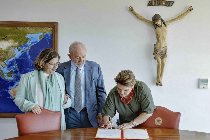 Márcia Lopes assina o termo de posse, diante de Cida Gonçalves e Lula: presidente espera gestão mais combativa da nova titular da pasta - (crédito: Ricardo Stuckert / PR) Márcia Lopes assina o termo de posse, diante de Cida Gonçalves e Lula: presidente espera gestão mais combativa da nova titular da pasta - (crédito: Ricardo Stuckert / PR)