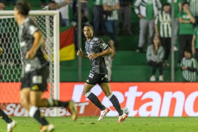 RÃ?MULO - O jovem defensor fez uma partida segura, com uma boa presenÃ§a atrÃ¡s e dando um bom auxÃ­lio na marcaÃ§Ã£o. Nota: 6 - Foto: Pedro Souza/AtlÃ©tico-MG