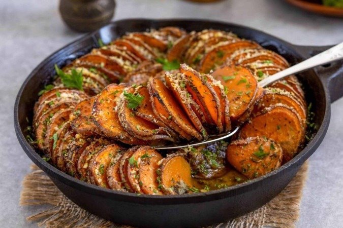 Batata-doce gratinada com ervas (Imagem: Dementieva Iryna | Shutterstock) - (crédito: EdiCase) Batata-doce gratinada com ervas (Imagem: Dementieva Iryna | Shutterstock) - (crédito: EdiCase)