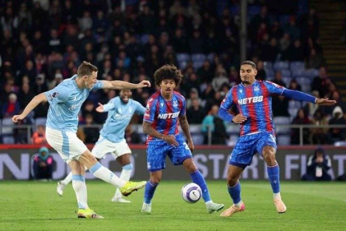 Jogadores de Crystal Palace e Nottingham Forest em disputa de bola na Premier League - (crédito: Foto: Alex Pantling/Getty Images) Jogadores de Crystal Palace e Nottingham Forest em disputa de bola na Premier League - (crédito: Foto: Alex Pantling/Getty Images)