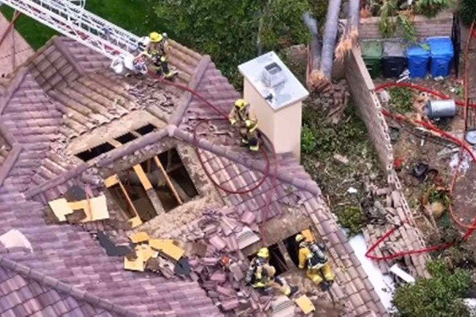 Havia pessoas nas casas atingidas, mas elas não ficaram feridas - (crédito: Reprodução/Instagram/@venturacountyfire) Havia pessoas nas casas atingidas, mas elas não ficaram feridas - (crédito: Reprodução/Instagram/@venturacountyfire)