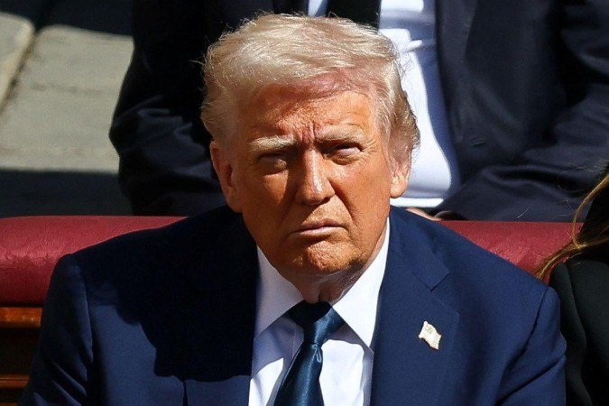 Trump publicou imagem gerada por IA em que aparece vestido como papa e gerou críticas - (crédito: Reprodução) Trump publicou imagem gerada por IA em que aparece vestido como papa e gerou críticas - (crédito: Reprodução)