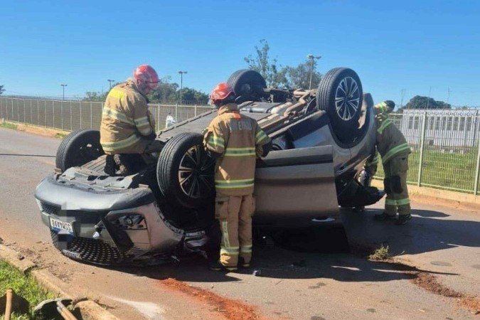 A colis..o entre um um GWM Haval e um Honda City resultou em um capotamento.
- (crédito: CBM/DF) A colis..o entre um um GWM Haval e um Honda City resultou em um capotamento.
- (crédito: CBM/DF)