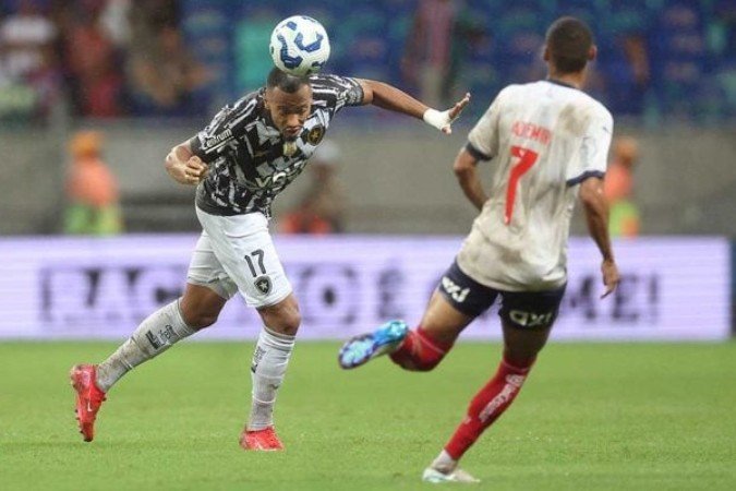Freitas, capitão, tenta rechaçar ataque do Bahia - (crédito: Foto: Vitor Silva/Botafogo) Freitas, capitão, tenta rechaçar ataque do Bahia - (crédito: Foto: Vitor Silva/Botafogo)