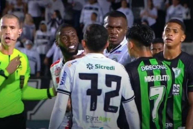 Miguelito, do América-MG, comete injúria racial contra atacante do Operário - (crédito: Foto: Reprodução) Miguelito, do América-MG, comete injúria racial contra atacante do Operário - (crédito: Foto: Reprodução)