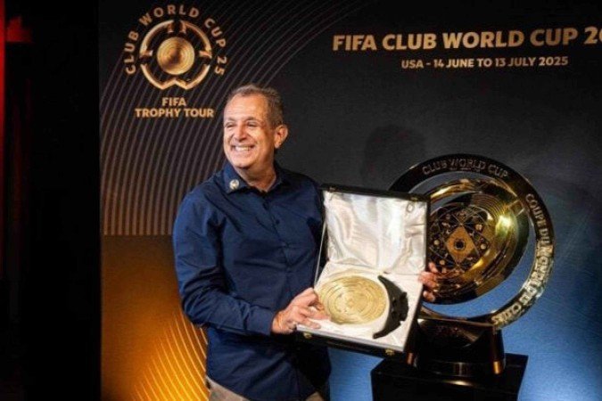 Presidente Luiz Eduardo Baptista, o BAP, ao lado da taça do Mundial de Clubes 2025 - (crédito: Foto: Hermes de Paula/CRF) Presidente Luiz Eduardo Baptista, o BAP, ao lado da taça do Mundial de Clubes 2025 - (crédito: Foto: Hermes de Paula/CRF)