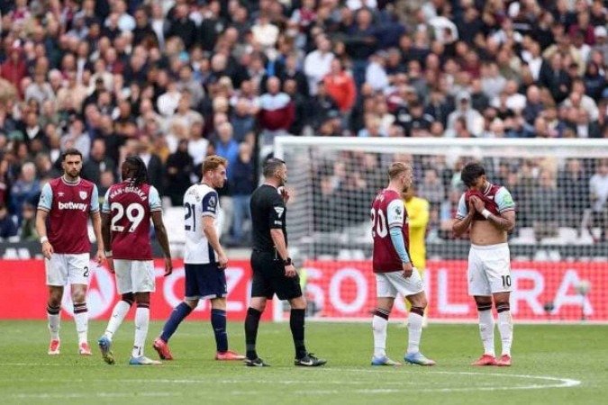 Paquetá deixou o campo chorando após receber um cartão amarelo no jogo contra o Tottenham - (crédito: Foto: Ryan Pierse/Getty Images) Paquetá deixou o campo chorando após receber um cartão amarelo no jogo contra o Tottenham - (crédito: Foto: Ryan Pierse/Getty Images)