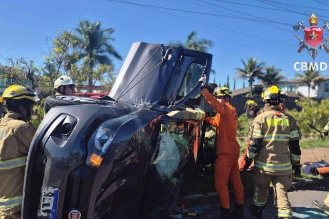 A colisão entre três carros resultou no tombamento de um deles na DF-001 - (crédito: CBMDF) A colisão entre três carros resultou no tombamento de um deles na DF-001 - (crédito: CBMDF)