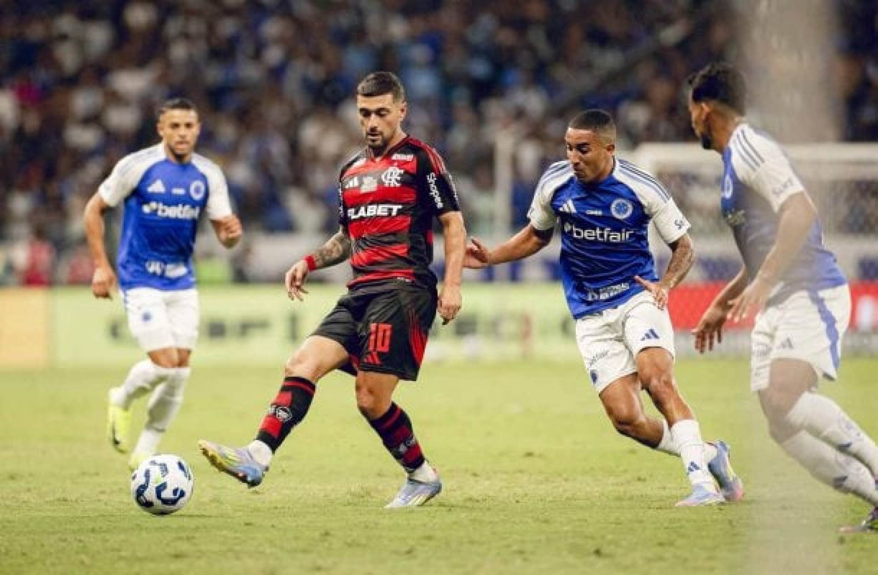 Destaque do Flamengo, Arrascaeta atinge marca histórica em reencontro com Cruzeiro