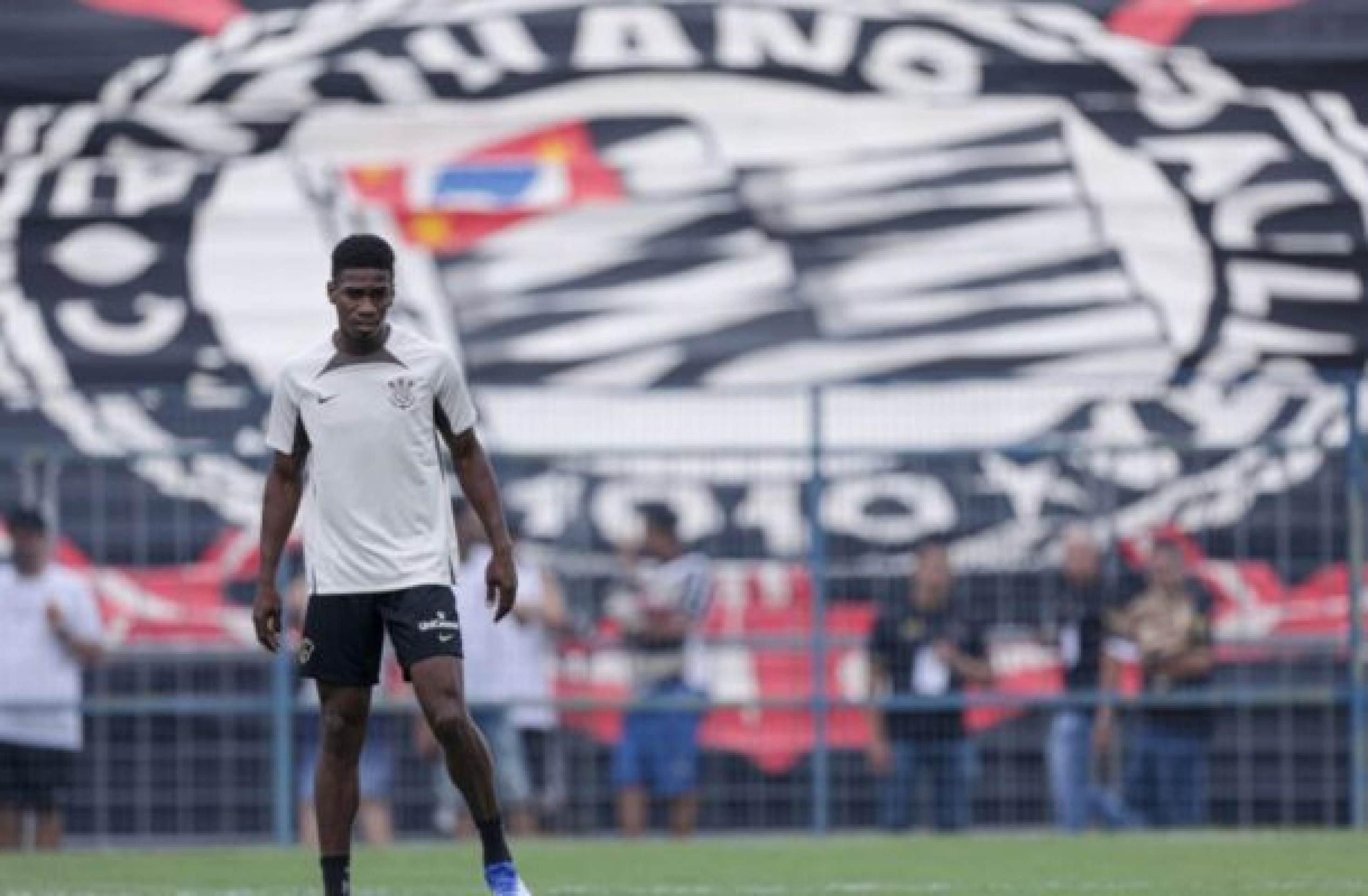 Corinthians pode negociar Félix Torres na próxima janela