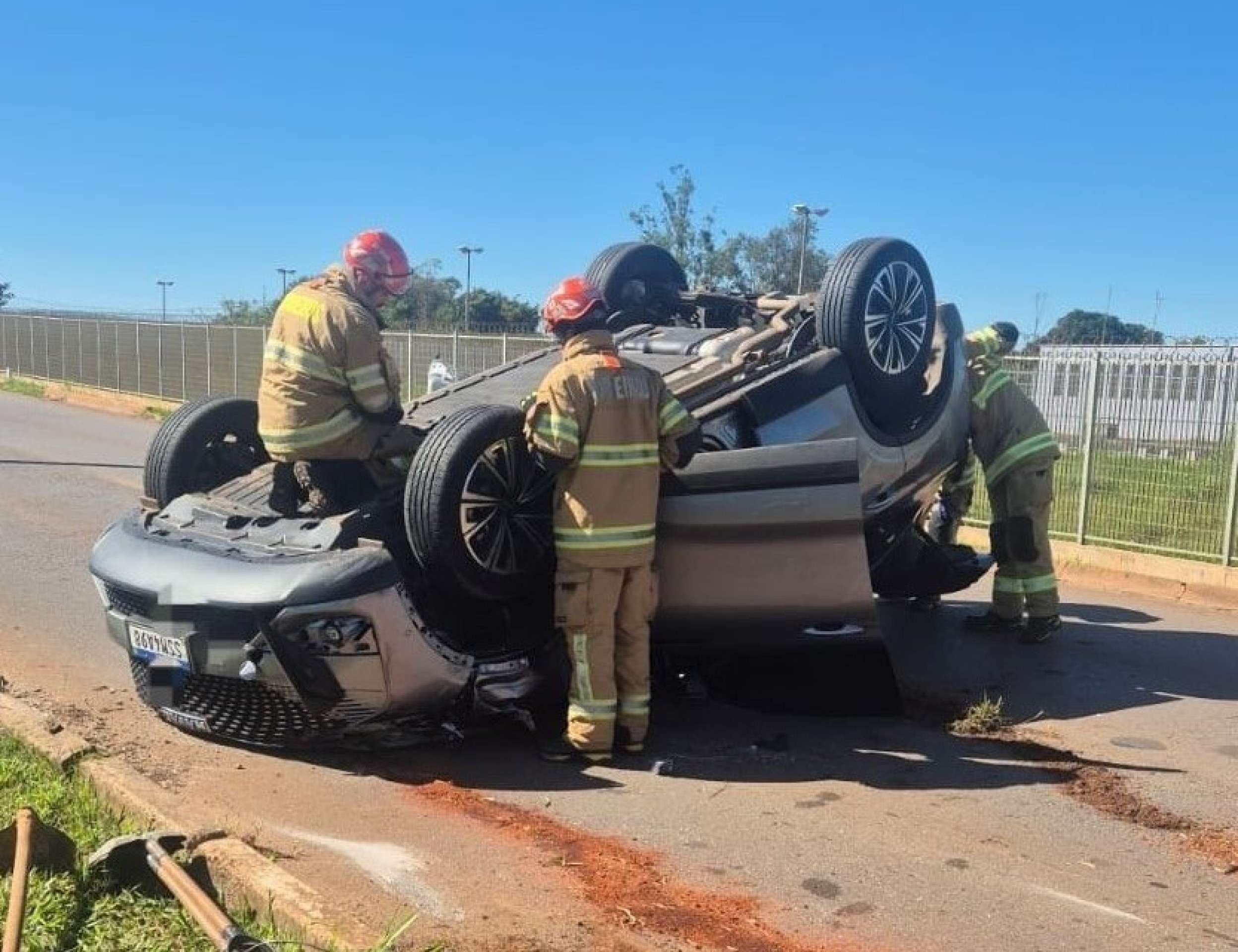 Dois ficam feridos em batida de carros no Setor Policial Sul