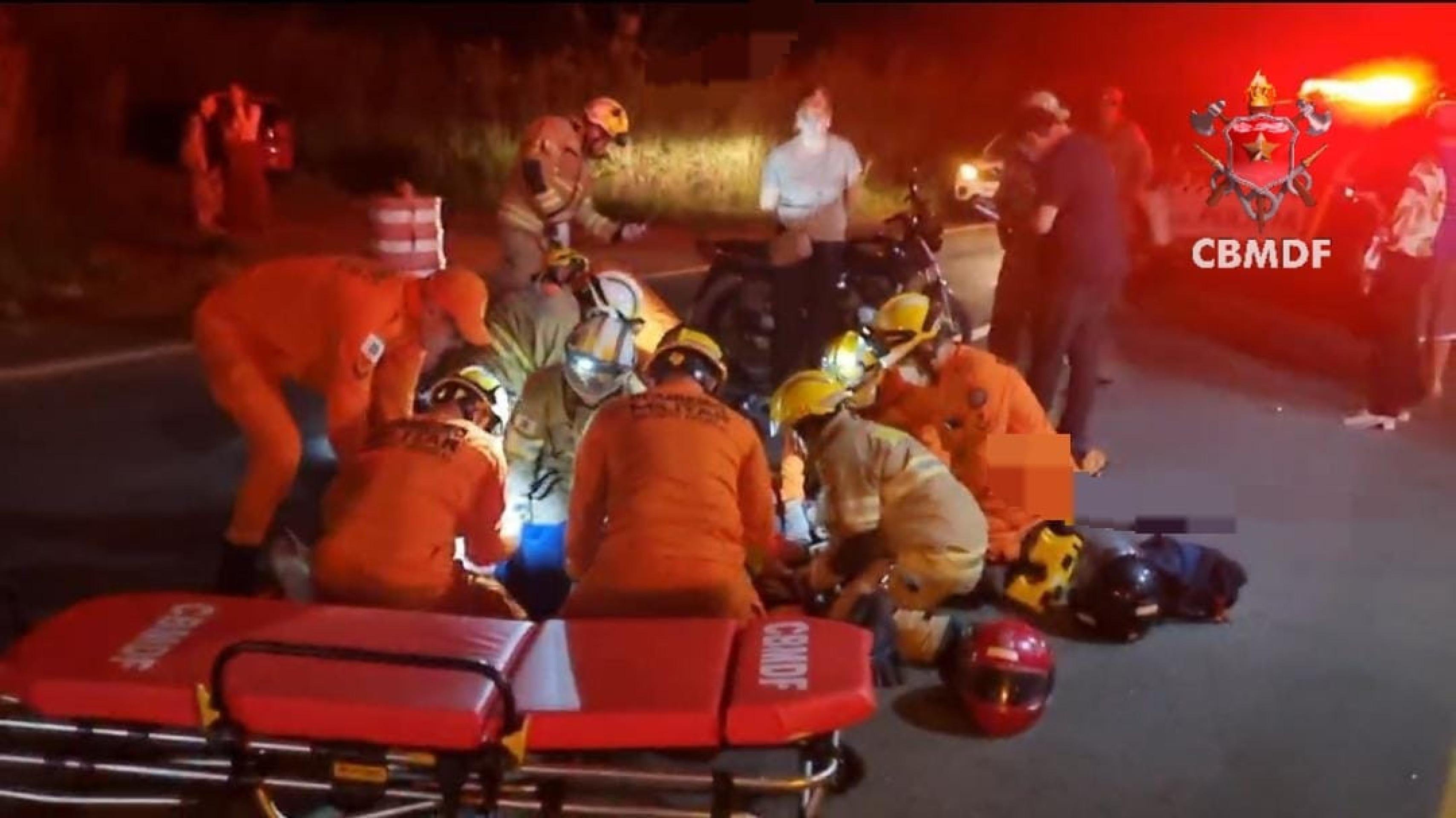 Colisão entre carro e moto deixa duas pessoas feridas na DF-140