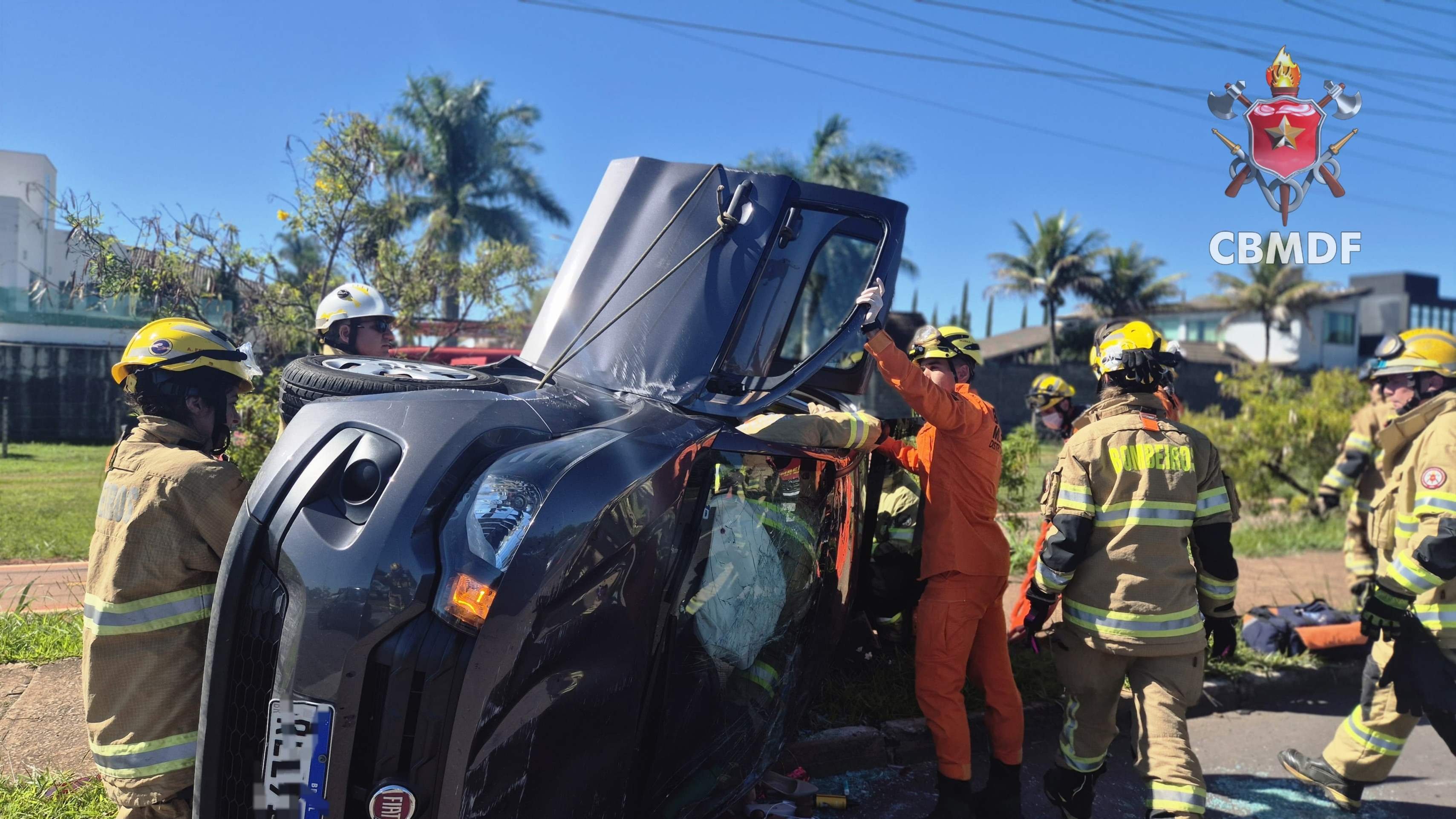 Mulher fica presa às ferragens de carro em São Sebastião