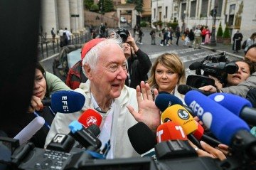Chegada de cardeais para o conclave é acompanhada pela imprensa.  -  (crédito:  AFP)