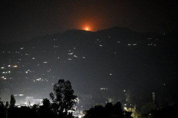 Um sinalizador é lançado sobre a colina perto da principal cidade do distrito de Poonch, em 7 de maio de 2025. A Índia afirmou em 7 de maio ter realizado 'ataques de precisão contra acampamentos terroristas' dentro do Paquistão e na Caxemira controlada pelo Paquistão, dias depois de culpar Islamabad por um ataque mortal no lado indiano da região disputada -  (crédito: Punit PARANJPE/AFP)