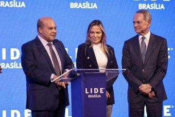 Governador Ibaneis (E) e vice-governadora Celina discursaram no evento do empresário Paulo Octávio (D)
 -  (crédito:  Lide/ Divulgação)