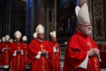 A Santa Sé divulgou nesta terça-feira que os cardeais deixarão a residência de Santa Marta às 15h45 (10h45 em Brasília) e se dirigirão ao Palácio Apostólico, onde participarão de missa na Capela Paulina -  (crédito: Tiziana FABI/AFP)