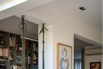 Uma das formas mais criativas de ter uma casa única é colocar um balanço no meio da sala de estar! 