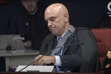 Relator das ações penais aos denunciados por tentativa de golpe de Estado, Alexandre de Moraes abriu os trabalhos fazendo a leitura do relatório da denúncia apresentada pela PGR - (crédito: Reprodução / TV Justiça) Relator das ações penais aos denunciados por tentativa de golpe de Estado, Alexandre de Moraes abriu os trabalhos fazendo a leitura do relatório da denúncia apresentada pela PGR - (crédito: Reprodução / TV Justiça)