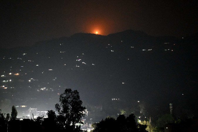 Um sinalizador é lançado sobre a colina perto da principal cidade do distrito de Poonch, em 7 de maio de 2025. A Índia afirmou em 7 de maio ter realizado Um sinalizador é lançado sobre a colina perto da principal cidade do distrito de Poonch, em 7 de maio de 2025. A Índia afirmou em 7 de maio ter realizado