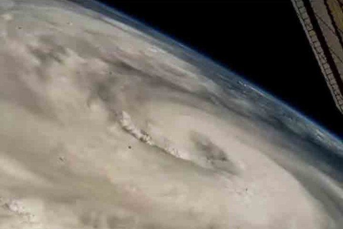 Uma faixa mais ampla do litoral, da Carolina do Norte ao sul da Virgínia, estava sob alerta de tempestade tropical de menor intensidade. Segundo a imprensa americana, dezenas de pessoas foram resgatadas de correntes perigosas - (crédito: - NASA) Uma faixa mais ampla do litoral, da Carolina do Norte ao sul da Virgínia, estava sob alerta de tempestade tropical de menor intensidade. Segundo a imprensa americana, dezenas de pessoas foram resgatadas de correntes perigosas - (crédito: - NASA)