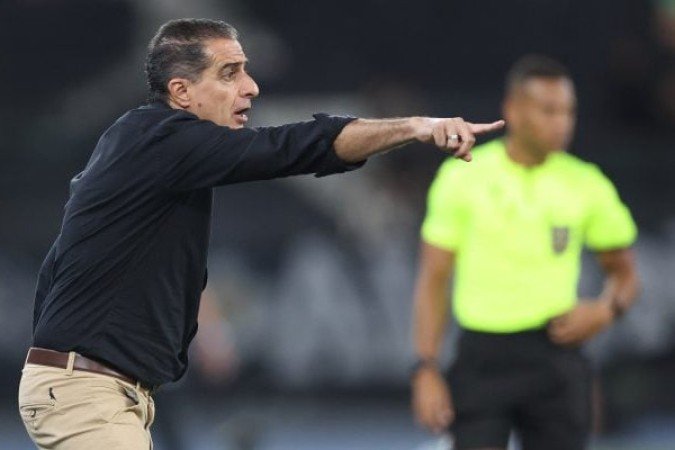 TÉCNICO: RENATO PAIVA - Merece muitas críticas, como, por exemplo, nas alterações descabidas, na péssima organização do time em campo e na falta de ambição de buscar ampliar o placar depois do 1 a 0. No entanto, teve uma boa sacada ao colocar Cuiabano na meia-esquerda. O lateral o salvou - NOTA: 5,5 - Foto: Vitor Silva/Botafogo