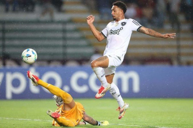 Vitinho dá um toquinho por cima do goleiro rival. Gol do Botafogo! -  (crédito: Foto: Vitor Silva/Botafogo)