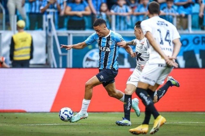 Alysson Edwards tem atuação acima das expectativas e a a brigar por titularidade no Grêmio - (crédito: Foto: Lucas Uebel / Grêmio FBPA) Alysson Edwards tem atuação acima das expectativas e a a brigar por titularidade no Grêmio - (crédito: Foto: Lucas Uebel / Grêmio FBPA)