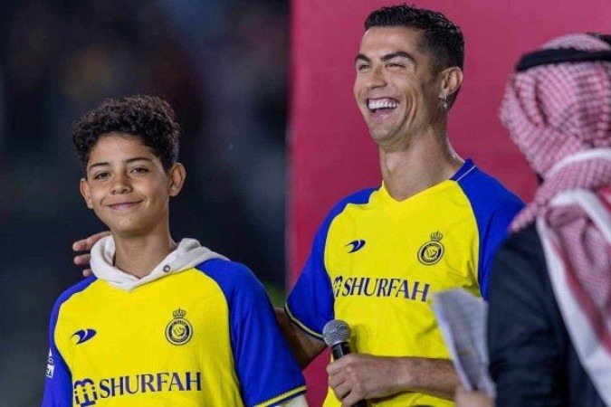 Cristiano Ronaldo ao lado do filho Júnior -  (crédito: Yasser Bakhsh/Getty Images)