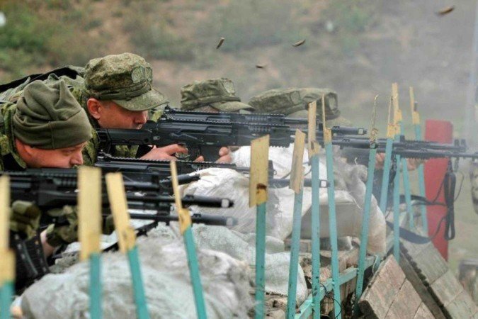 Aldar Bairov (esquerda), Okhunjon Rustamov (C) e Igor Babych foram mortos em um ataque em 20 de fevereiro do ano ado - (crédito: Arquivo pessoal) Aldar Bairov (esquerda), Okhunjon Rustamov (C) e Igor Babych foram mortos em um ataque em 20 de fevereiro do ano ado - (crédito: Arquivo pessoal)