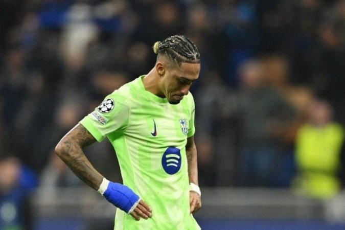 Raphinha se emociona logo após o apito final em Milão - (crédito: Foto: Dan Mullan/Getty Images) Raphinha se emociona logo após o apito final em Milão - (crédito: Foto: Dan Mullan/Getty Images)