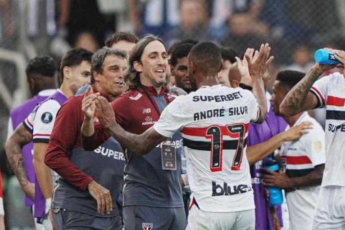 Zubeldía comemora gol do São Paulo com os jogadores -  (crédito: Foto: Divulgação/Conmebol)