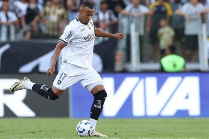 FREITAS - Os lançamentos não surtem mais nenhum efeito. Ao menos, compensou com roubadas de bola e acionando, no mesmo momento, os pontas. Saiu, no segundo tempo, para a entrada de Nathan Fernandes - NOTA: 6,0 - Foto: Vitor Silva/Botafogo