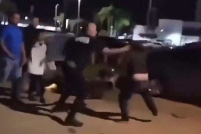 Betinho agride torcedor do Vasco em Brasília; segurança é demitido - (crédito: Foto: Reprodução / Redes Sociais) Betinho agride torcedor do Vasco em Brasília; segurança é demitido - (crédito: Foto: Reprodução / Redes Sociais)